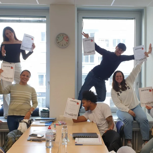 Unsere Schüler*innen haben es geschafft – mit Fleiss, Mut und Motivation! Heute durften wir ihnen ihre wohlverdienten Zertifikate überreichen.
⠀
Wir sind stolz auf jeden Einzelnen und dankbar, Teil dieser Lernreise zu sein. 💛
⠀Weiter so – der nächste Schritt wartet schon! 🚀

📚👌🤓🎓Lerne schnell, effizient und mit Spass die deutsche Sprache. Konversation & Grammatik sind die Grundlage um Deutsch zu lesen, hören, verstehen und zu schreiben.

NUTZE DEINE VORTEILE & BUCHE JETZT DIREKT ONLINE:
❤️ GRATIS EINSTUFUNGSTEST
❤️ GRATIS PROBELEKTION
❤️ BESTIMME DEINE ZAHLUNG SELBST | IN 1 - 3 RATEN ZAHLEN

❤️ fast 20 Jahre Erfahrung und 100 DaF-Lehrer:innen. Alemania ist die beste Wahl wenn es um Deutsch geht.

Mehr Informationen über die Alemania:
📧 zuerich@alemania.ch
☎️ +41 (0) 44 300 33 44
🚩 Badenerstrasse 333 | 8003 Zürich

📧 luzern@alemania.ch
☎️ +41 (0) 41 202 11 11
🚩 Pilatusstrasse 20 | 6003 Luzern

📧 bern@alemania.ch
☎️ +41 (0) 31 332 31 31
🚩 Belpstrasse 48 | 3007 Bern

#Sprachschule #sprachkurse für #DEUTSCH
#learngerman #sprachschule #deutschkurs #germanlessons #germanclasses #lernen #vokabelnlernen #aprenderaleman #alemanfacil #learngerman #germancourse #germanschool #escoladealemão #cursodealemão #aprendendoalemão #aulasdealemão #aprenderaleman #alemanfacil #telc #escoladealemão #cursodealemão #aprendendoalemão #aulasdealemão #germanlanguagecenter